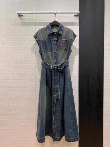 فستان من ديور