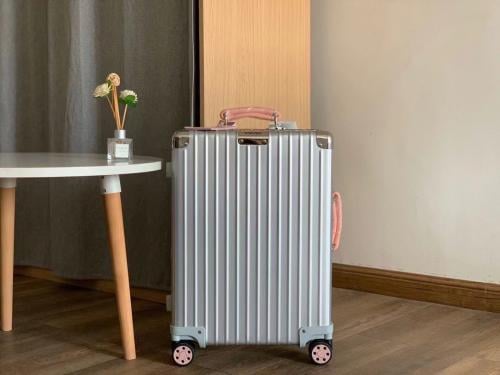 شنطة سفر Rimowa مقاس 20 انش