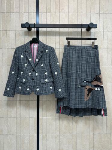 طقم من Thom brown انيق جدا