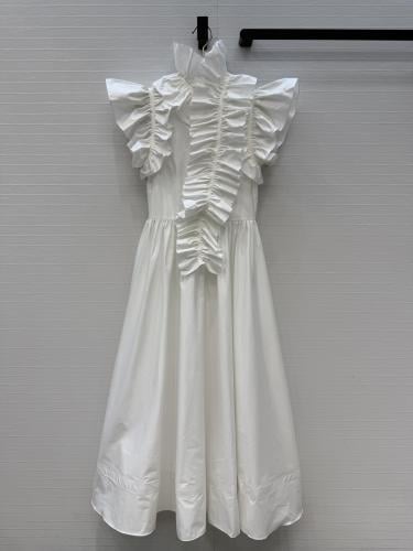 فستان من ديور