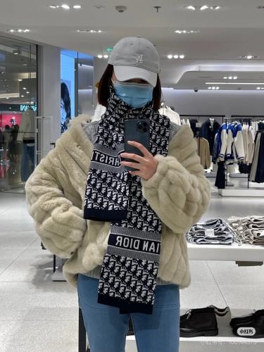 سكارف ديور مع الملحقات