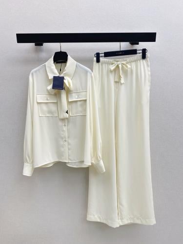 طقم انيق من لوي فيتون