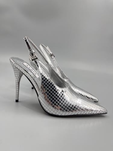 هيلز ALAIA انيق جداً