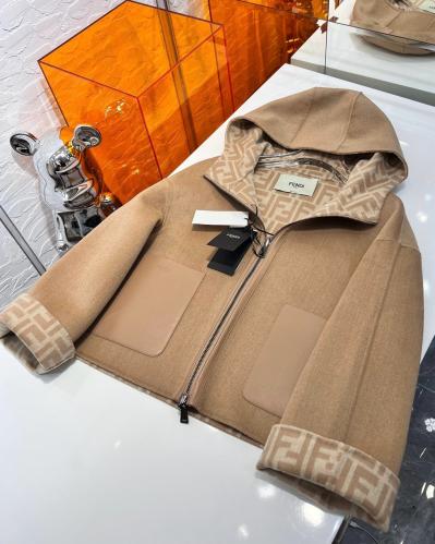 جاكيت من فندي ينلبس على الجهتين