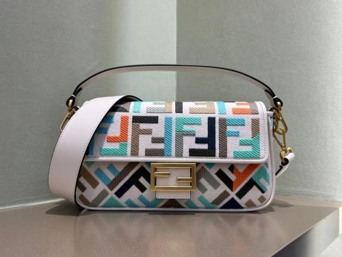 فندي Baguette مقاس 26 سم