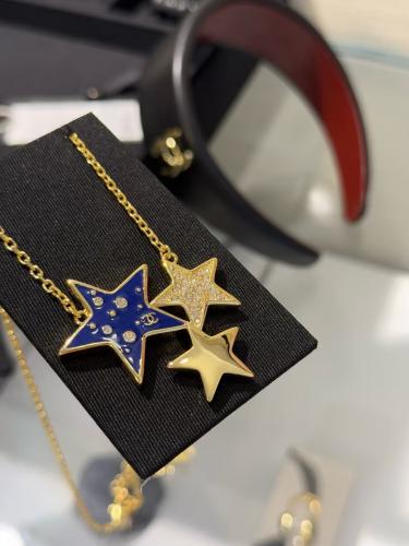 سلسلة شانيل مع الملحقات