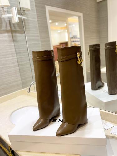 بوت جميل من جيفنشي