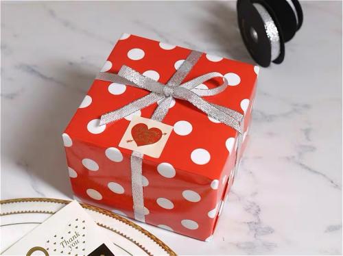 غلاف احمر مع التزيين للقطعه