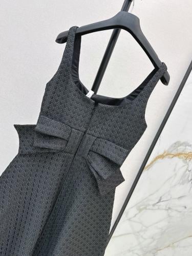 فستان من ديور