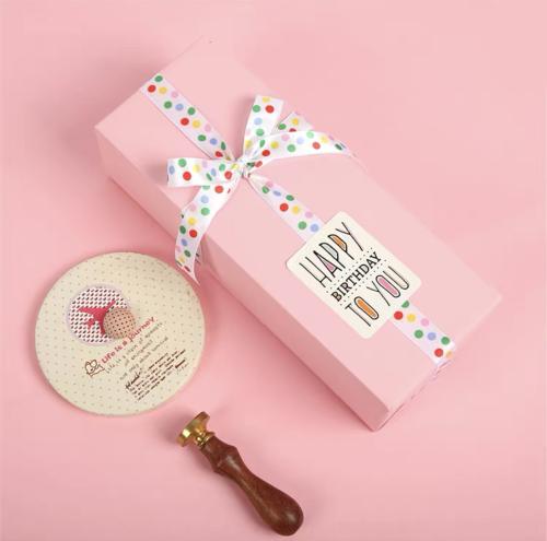 غلاف لون وردي مع التزيين  للقطعه