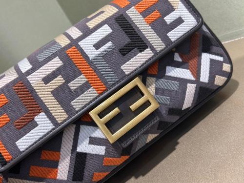 فندي Baguette مقاس 26 سم