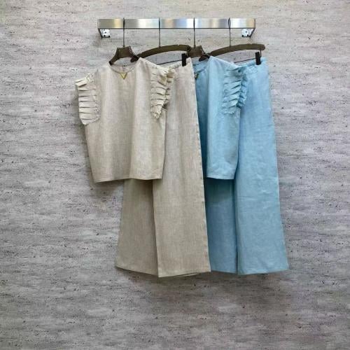 طقم من فالنتينو