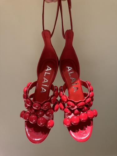 هيلز ALAIA انيق جداً