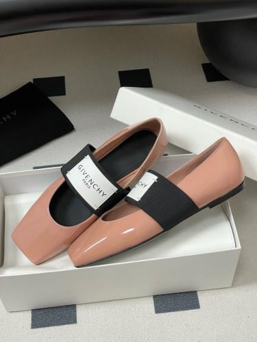 فلات جميل من جيفنشي