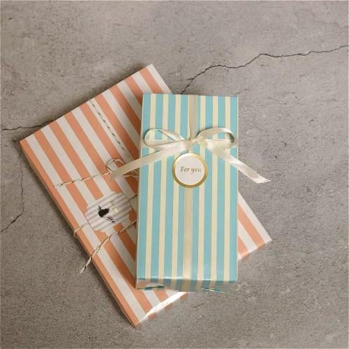 غلاف ازرق مع التزيين للقطعه