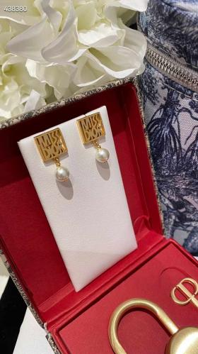 حلق ديور مع الملحقات