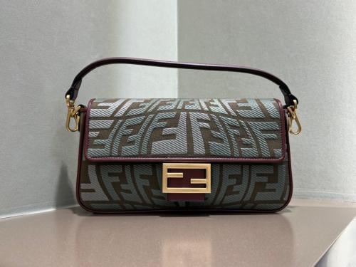 فندي Baguette مقاس 26 سم