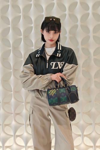 جاكيت انيق من لوي فيتون نسائي ورجالي