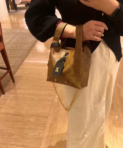 LV ATLANTIS مقاس 17 cm