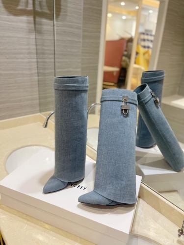 بوت جميل من جيفنشي