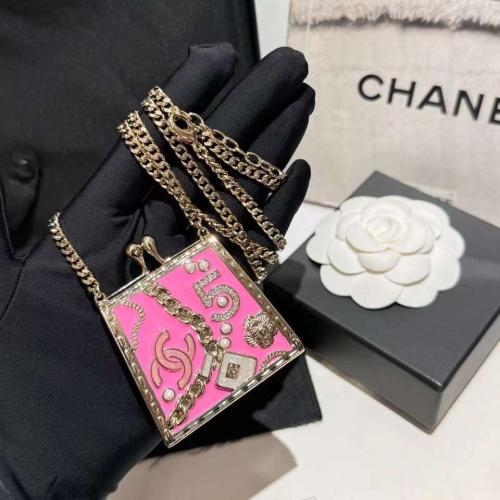 سلسلة شانيل مع الملحقات