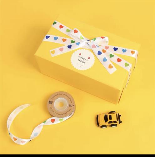 غلاف لون اصفر مع التزيين  للقطعه