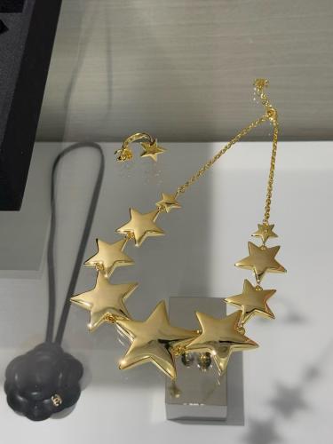 عقد شانيل مع الملحقات