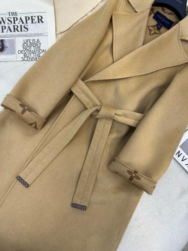 معطف رائع من لوي فيتون