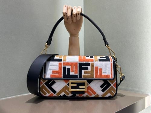 فندي Baguette مقاس 26 سم