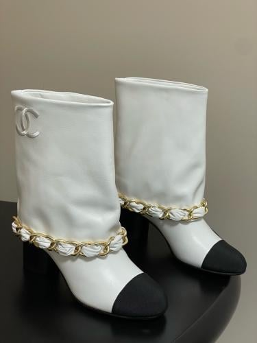 بوت انيق من شانيل