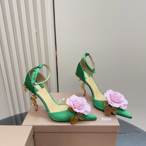 هيلز انيق من كريستيان لوبوتان