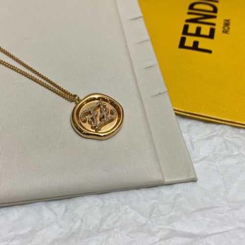 سلسلة مع الملحقات