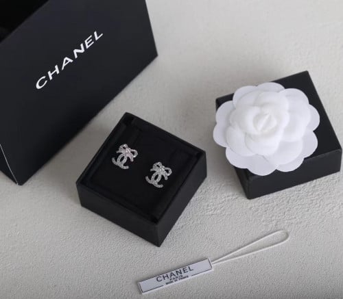 حلق chanel مع الملحقات