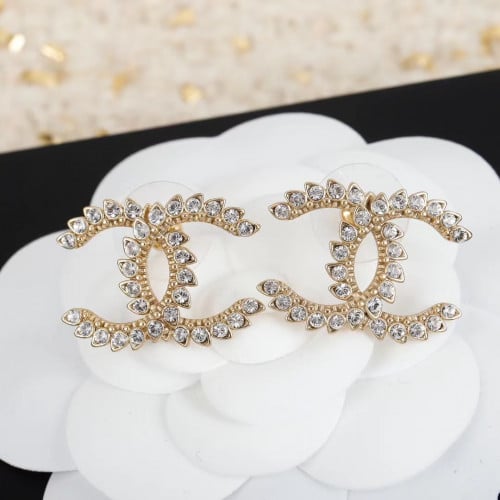 حلق chanel مع الملحقات