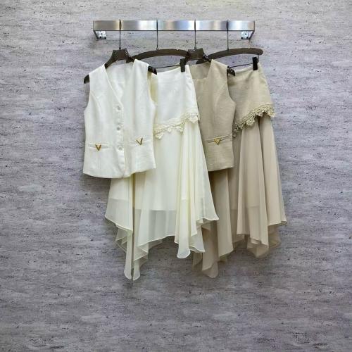 طقم من فالنتينو