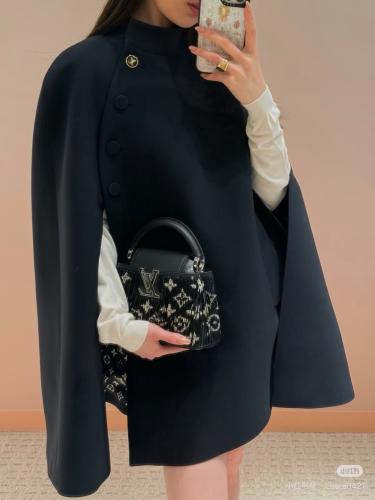 معطف كيب من لوي فيتون