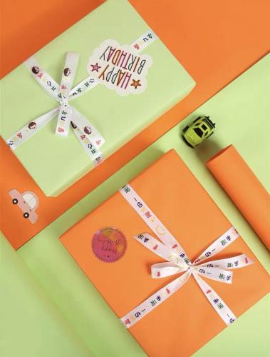 غلاف لون برتقالي مع التزيين  للقطعه