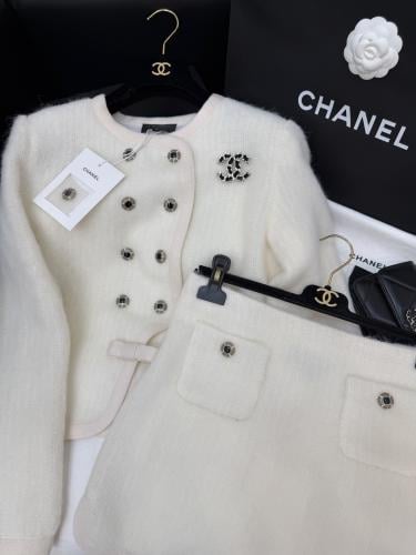 طقم انيق من شانيل