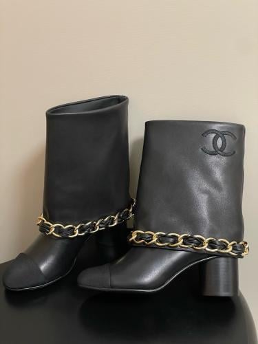 بوت انيق من شانيل