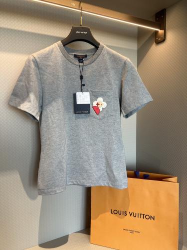 تيشيرت انيق من لوي فيتون