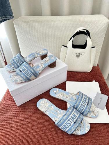 كعب وسليبر انيق من ديور