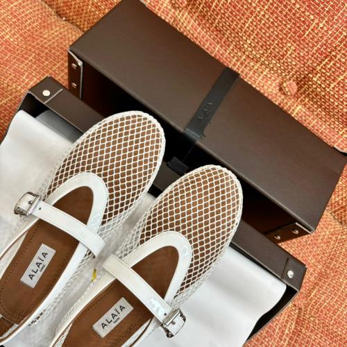 فلات ALAIA الوان متعدده