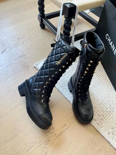 بوت انيق من chanel