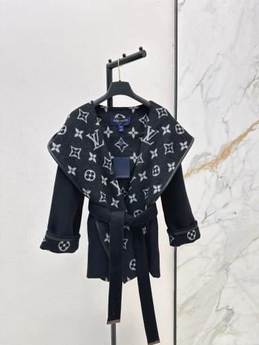 معطف لوي فيتون ينلبس عالوجهين