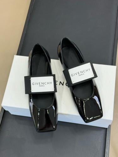 فلات جميل من جيفنشي