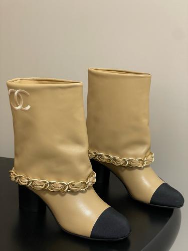 بوت انيق من شانيل