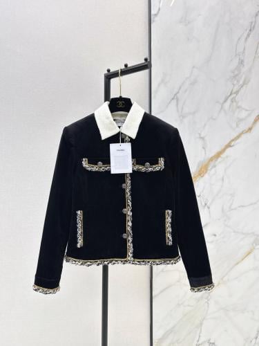 جاكيت انيق من شانيل