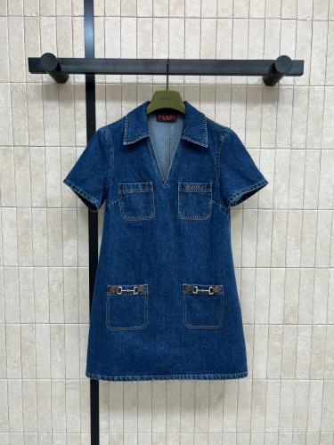 فستان من قوتشي