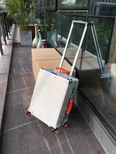 شنطة سفر Rimowa مقاس 20 انش