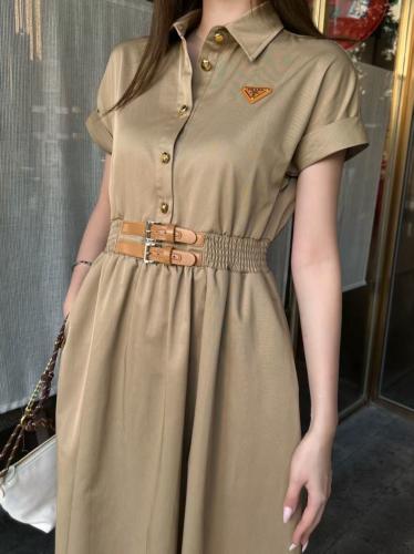 فستان جميل من برادا